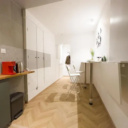 - Chic - Calm - Designed - Париж