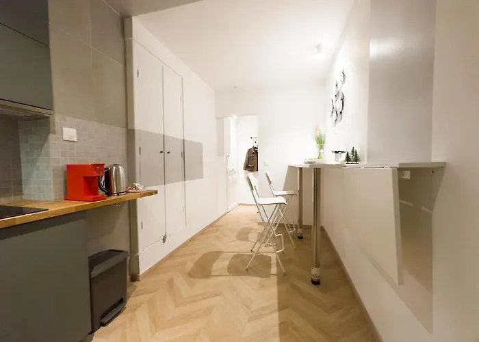 - Chic - Calm - Designed - パリ